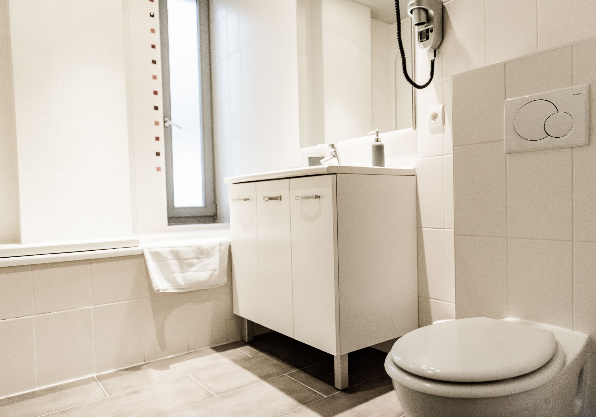family room | bathroom | combined shower/bathtub, free toiletries, hair dryer, towels