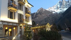 A hotel with balconies and a mountain backdrop. - Hotel Eden Chamonix (Chamonix-Mont-Blanc)