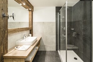 Suite de lujo | Baño | Ducha y bañera combinadas y artículos de higiene personal gratuitos