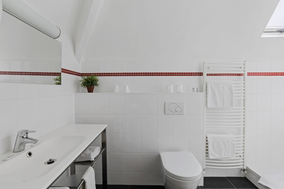 triple room | bathroom | hair dryer, towels, soap, shampoo