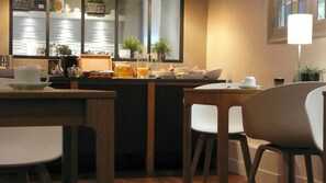 Continental breakfast for a fee on weekdays - Hôtel Cardinal (Rouen)