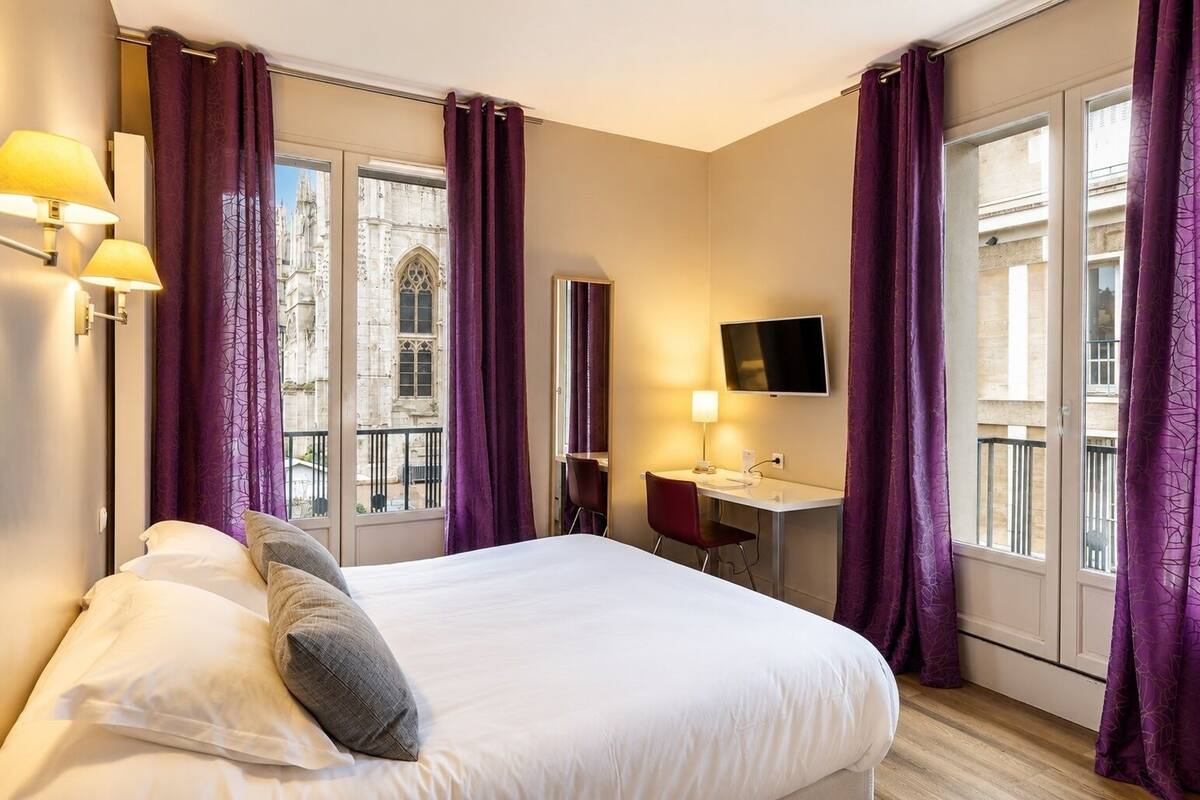 Ropa de cama de alta calidad y escritorio