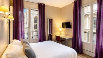 Ropa de cama de alta calidad, muebles diferentes y escritorio