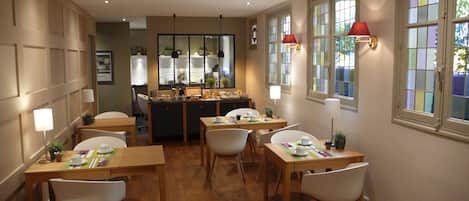 Petit déjeuner continental servi en semaine (12 EUR par personne)