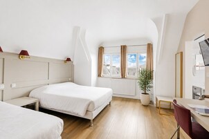 Quarto triplo | Roupas de cama premium, individualmente mobiliados, escrivaninha