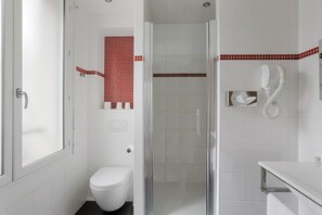 Superior tweepersoonskamer | Badkamer | Een haardroger, handdoeken, zeep, shampoo
