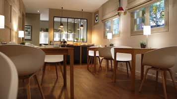 Petit déjeuner continental servi en supplément en semaine