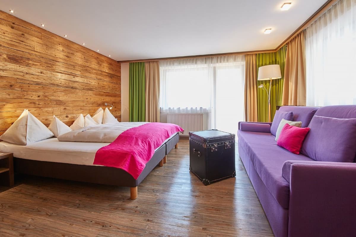 Superior tweepersoonskamer, balkon, uitzicht op bergen | Luxe beddengoed, een kluis op de kamer, een bureau