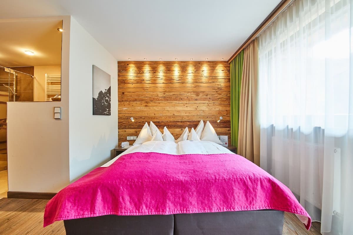 Luxe beddengoed, een kluis op de kamer, een bureau