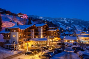 Front of property – evening/night - Hotel DIE SONNE (Saalbach-Hinterglemm)