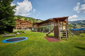 Children's play area - outdoor - Hotel DIE SONNE (Saalbach-Hinterglemm)