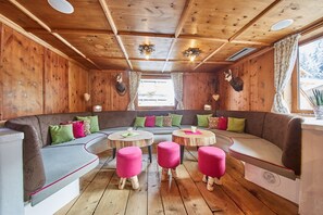 Lobby sitting area - Hotel DIE SONNE (Saalbach-Hinterglemm)