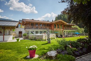 Courtyard - Hotel DIE SONNE (Saalbach-Hinterglemm)