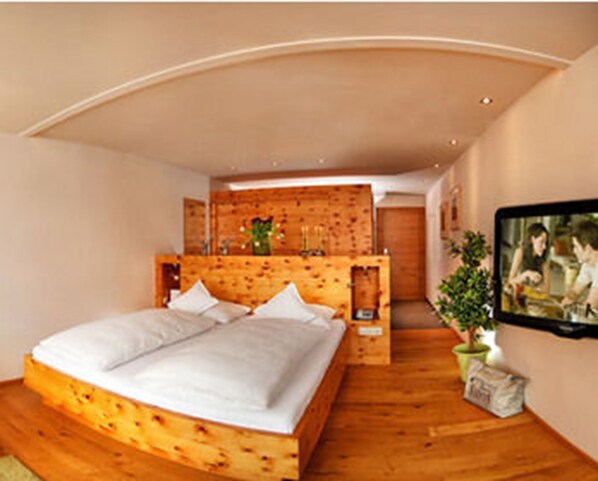 Minibar, in-room safe, desk, iron/ironing board