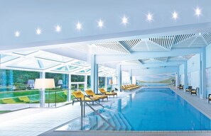 Piscine couverte, accès possible de 07 h 00 à 21 h 00, chaises longues 