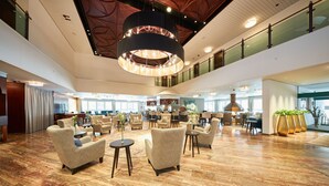 A spacious lobby with high ceilings, a large chandelier, and multiple seating areas. - EUROPÄISCHER HOF Bad Gastein (Bad Gastein)
