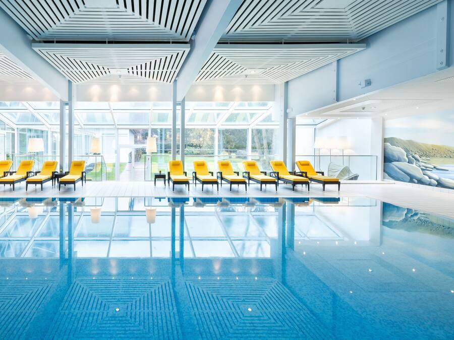 Piscina interna, funciona das 7h às 21h, espreguiçadeiras