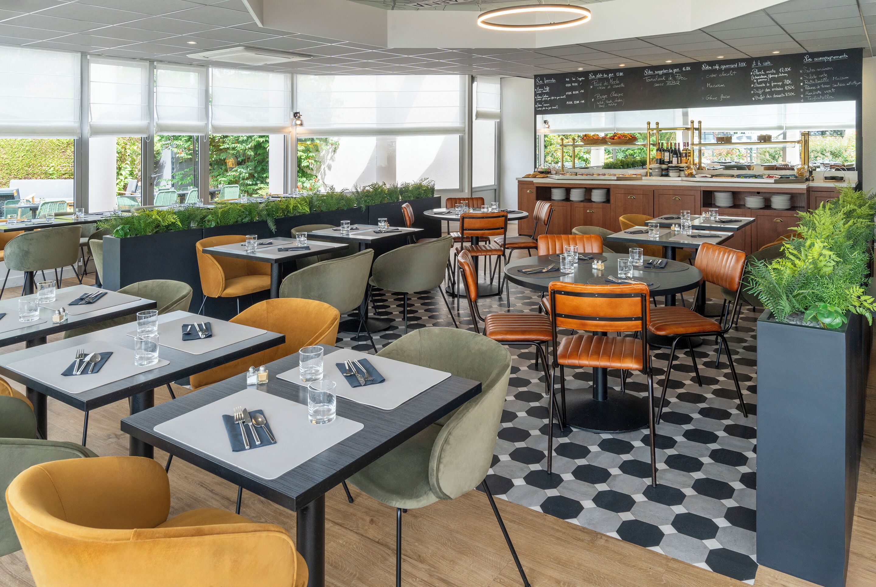 En modern restaurang med olika typer av sittplatser, inklusive bord och avskilda bås, och en meny som är tydligt synlig.