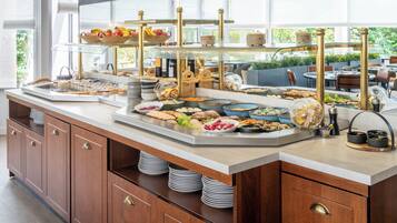 Dagelijks ontbijtbuffet (EUR 13.50 per persoon)