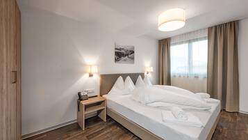 Standard-Doppelzimmer, Balkon | Babybetten, kostenloses WLAN, Bettwäsche