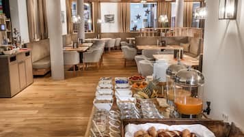 Doppia Standard, balcone | Sala colazione | Colazione self-service, servita tutte le mattine (21 EUR a persona)