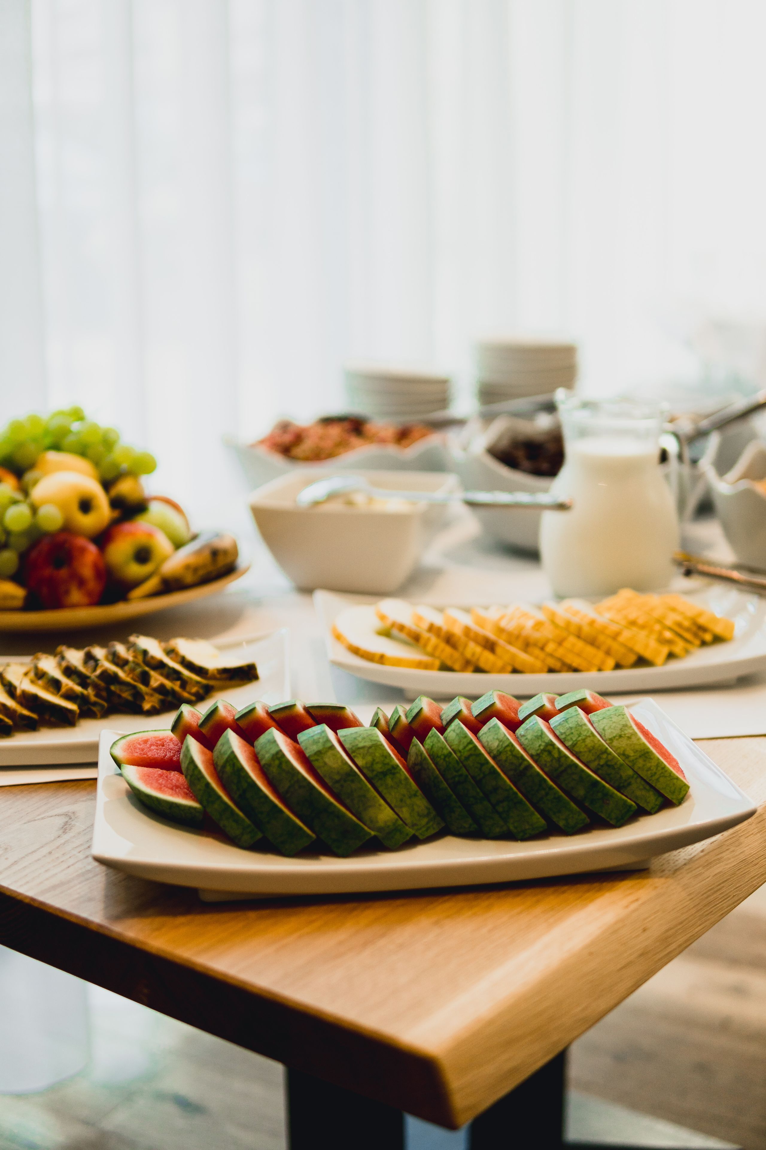 Un bufé de desayuno con diversas opciones de comida y bebidas.
