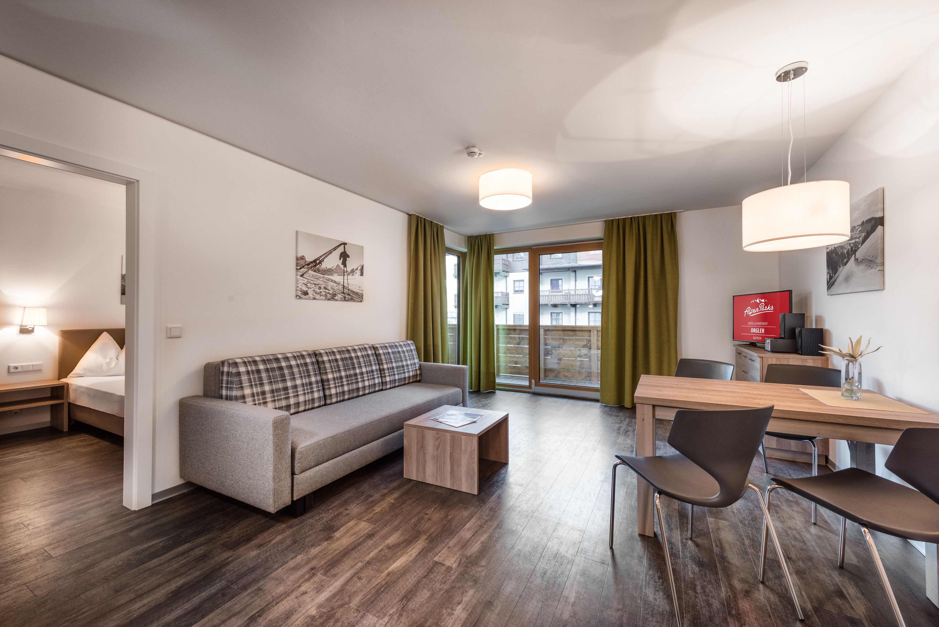 En moderne stue med sofa, sofabord og spiseplads.
