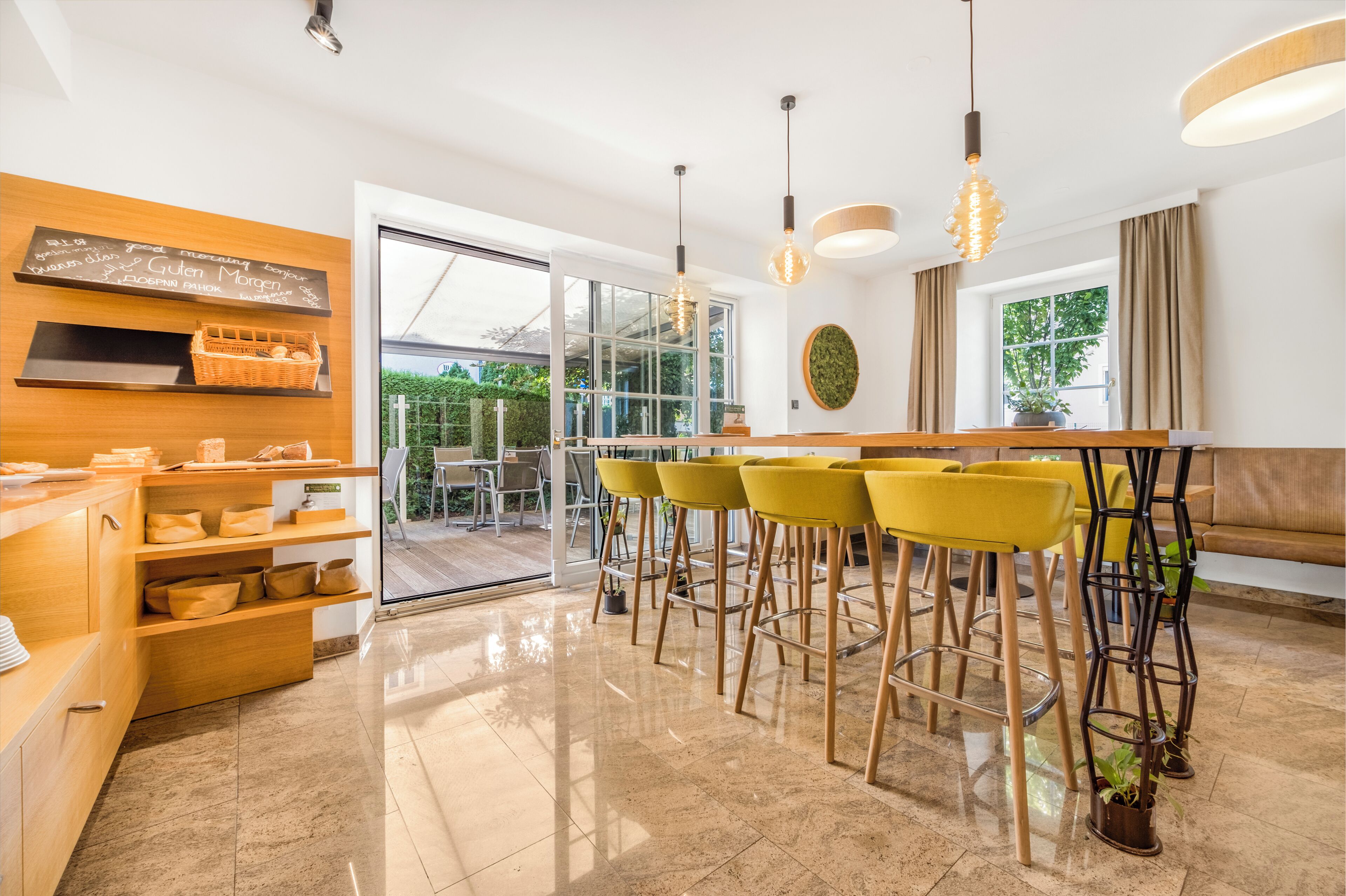 Frokostbuffé hver dag (mot et tillegg)