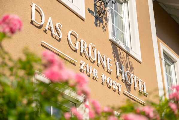 Segnaletica di un hotel con la scritta "Das Grüne Hotel Zur Post".