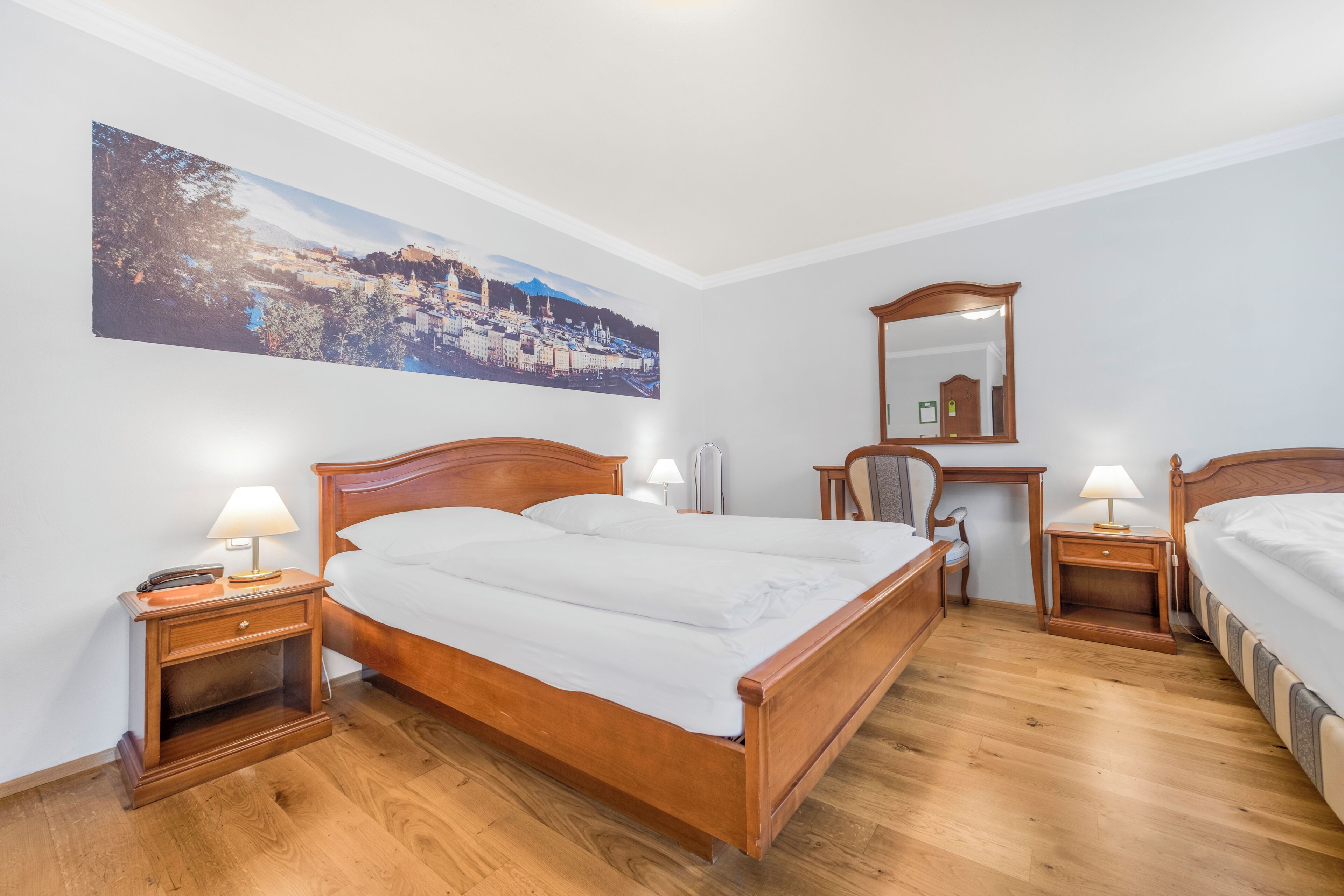 Driepersoonskamer | Hypoallergeen beddengoed, een kluis op de kamer, een bureau