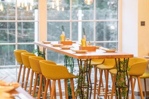 Se ofrece un desayuno bufé todos los días (por un coste adicional)