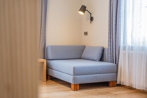 Superior-Vierbettzimmer, 1 Queen-Bett und Schlafsofa, Nichtraucher, zum Innenhof hin | Allergikerbettwaren, Zimmersafe, Schreibtisch, Verdunkelungsvorhänge