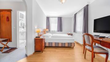 Triple Room | Hypo-allergenic bedding, in-room safe, desk, blackout drapes