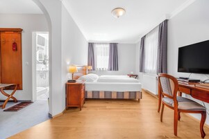 Ropa de cama hipoalergénica y caja de seguridad en la habitación