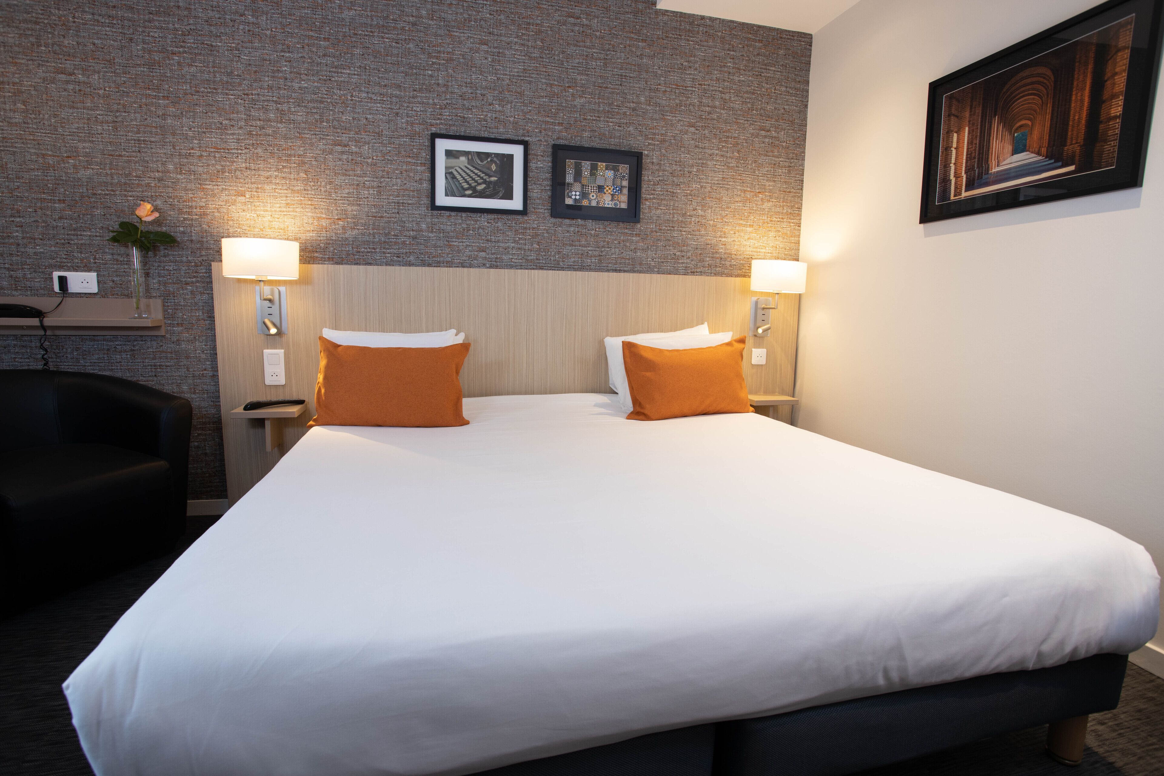 superior double room (air-conditioned) | desk, blackout curtains, soundproofing, iron/ironing board