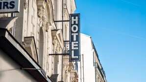 Un letrero de hotel con la palabra 'HOTEL' en letras grandes.