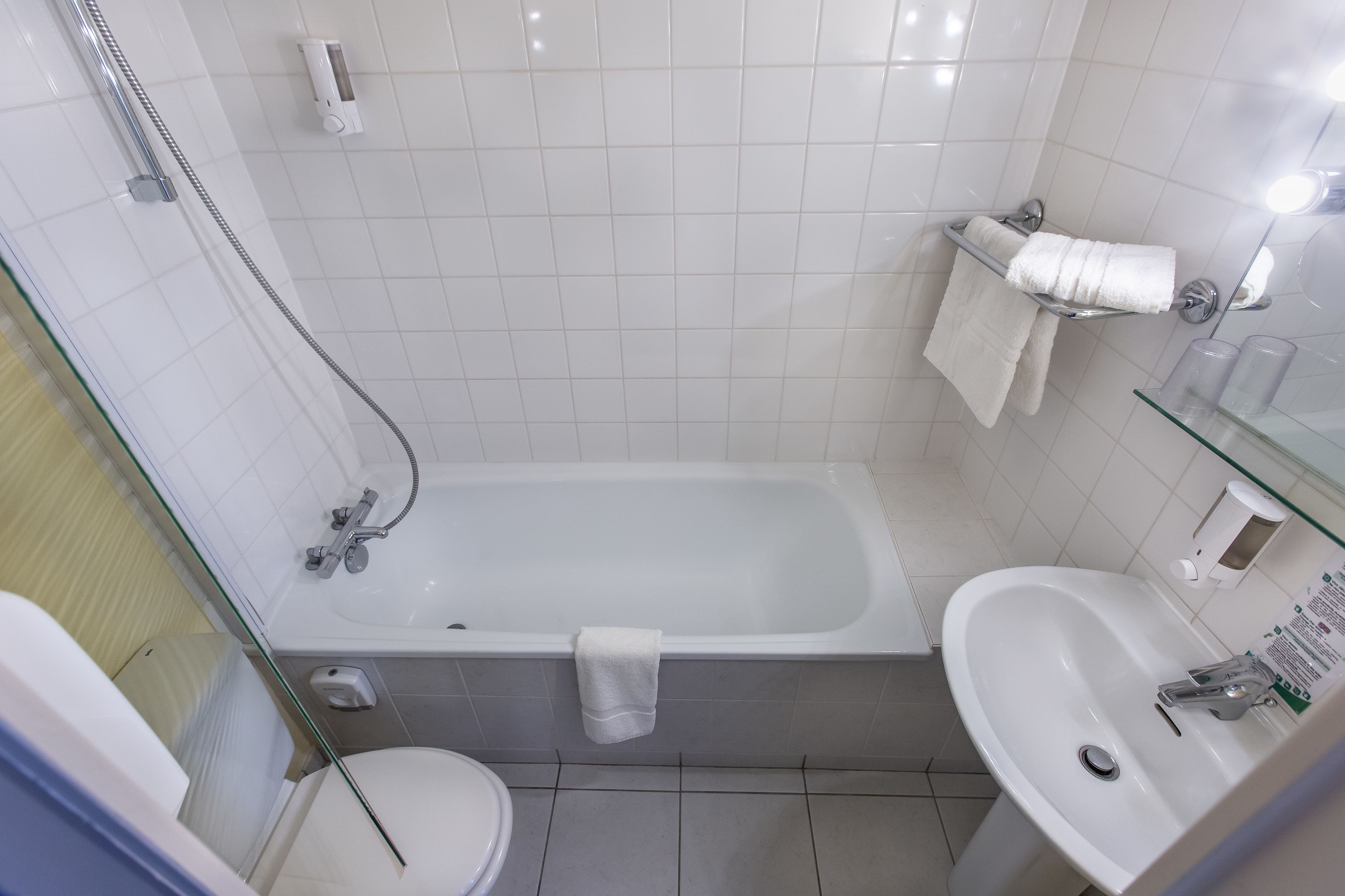 solo eco (air conditioning) | bathroom | hair dryer, towels