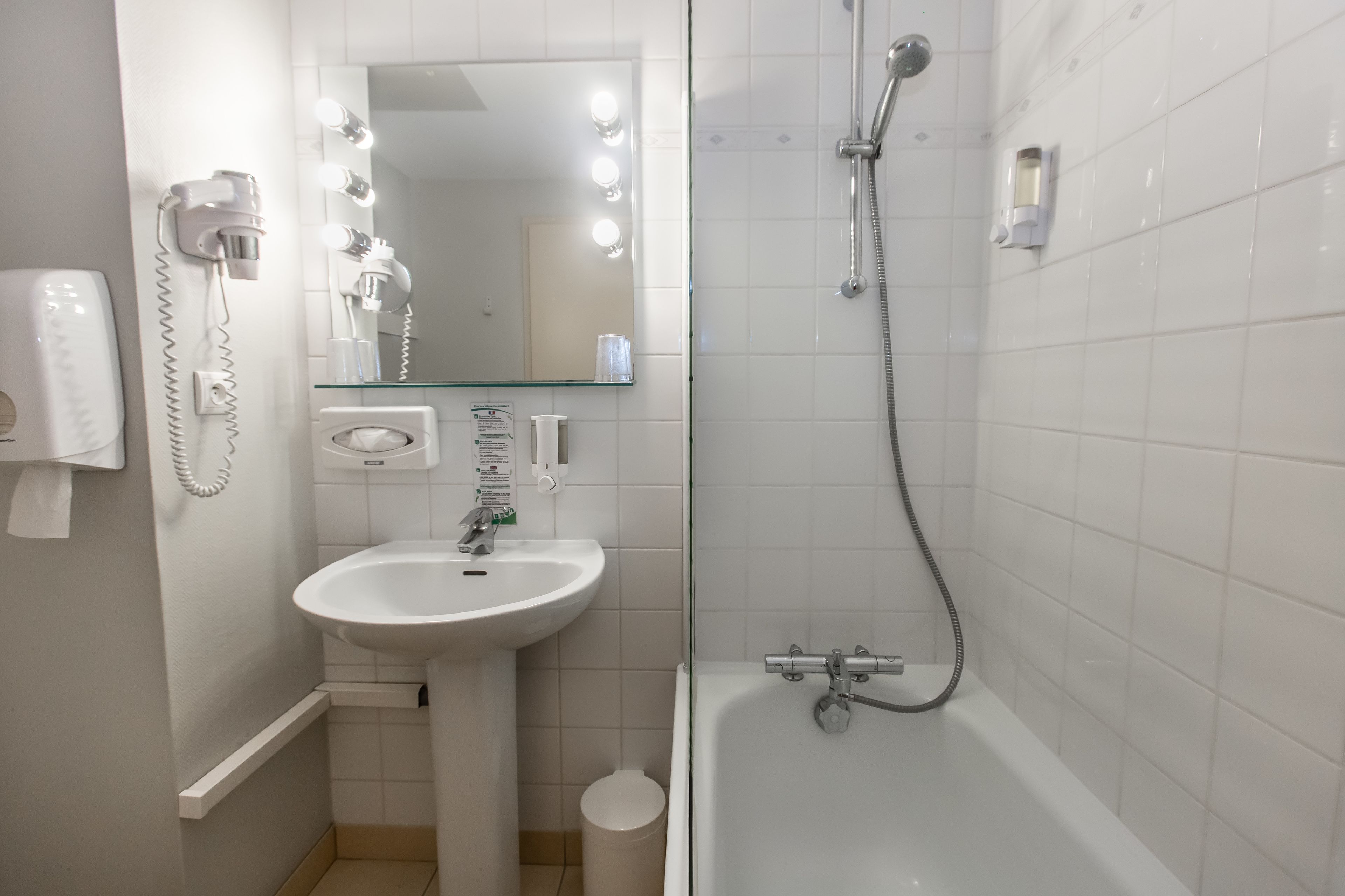 superior triple room (climatisée) | bathroom | hair dryer, towels