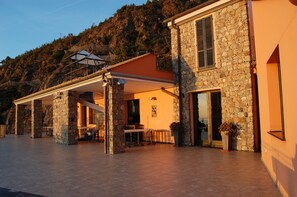 Middag serveres, italienske retter, utsikt mot havet
