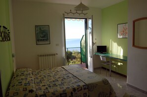 Een kluis op de kamer, een bureau, babybedden (toeslag), gratis wifi