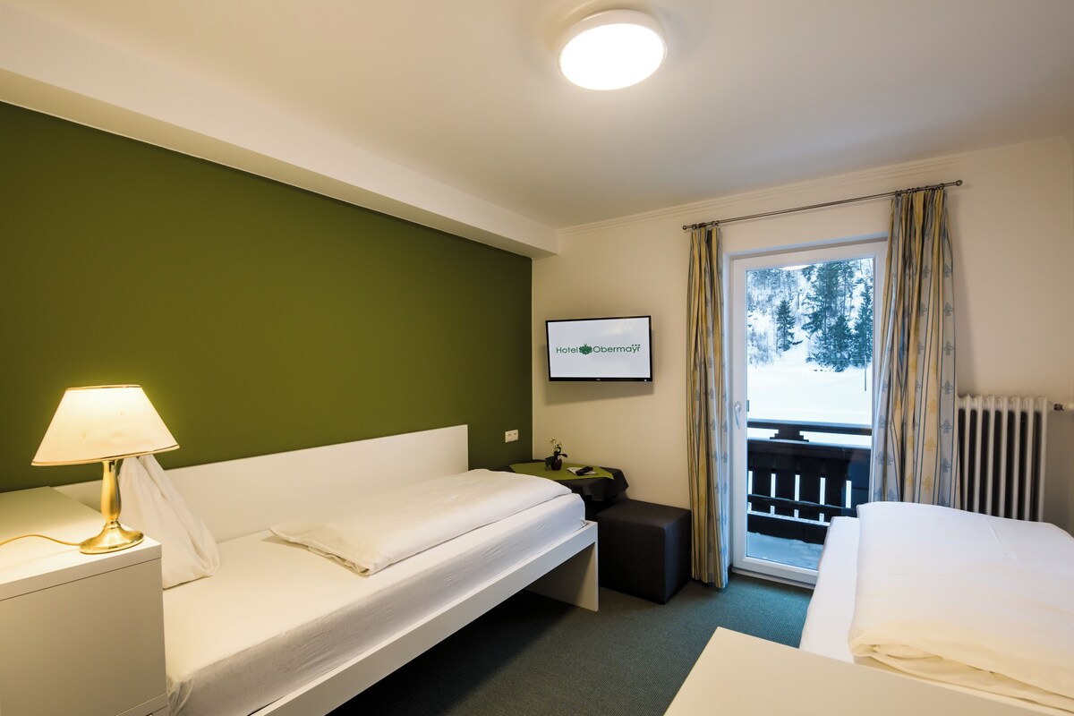 Basic Twin Room, Balcony | WiFi (free), bed sheets