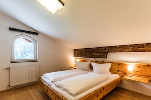Quarto casal superior, sacada | Wi-Fi de cortesia, roupa de cama