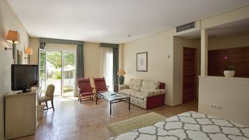 Een minibar, een kluis op de kamer, een bureau