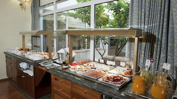 Desayuno buffet diario (EUR 18 por persona)