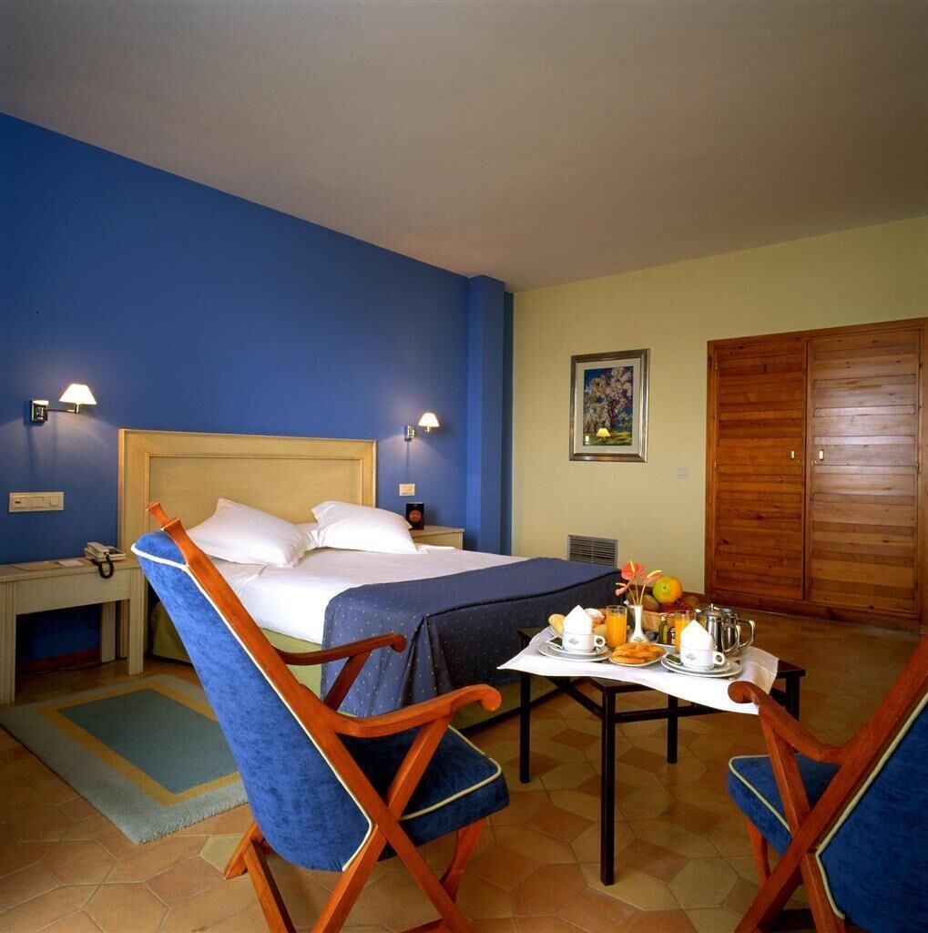 Minibar, in-room safe, desk, iron/ironing board