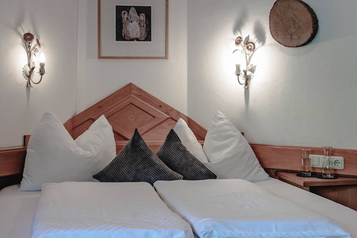 Hypo-allergenic bedding, free WiFi, bed sheets