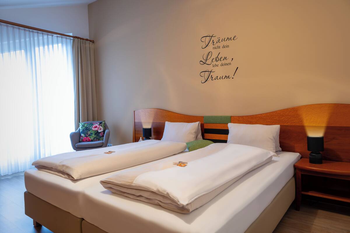 1 bedroom, hypo-allergenic bedding available, in-room safe, desk