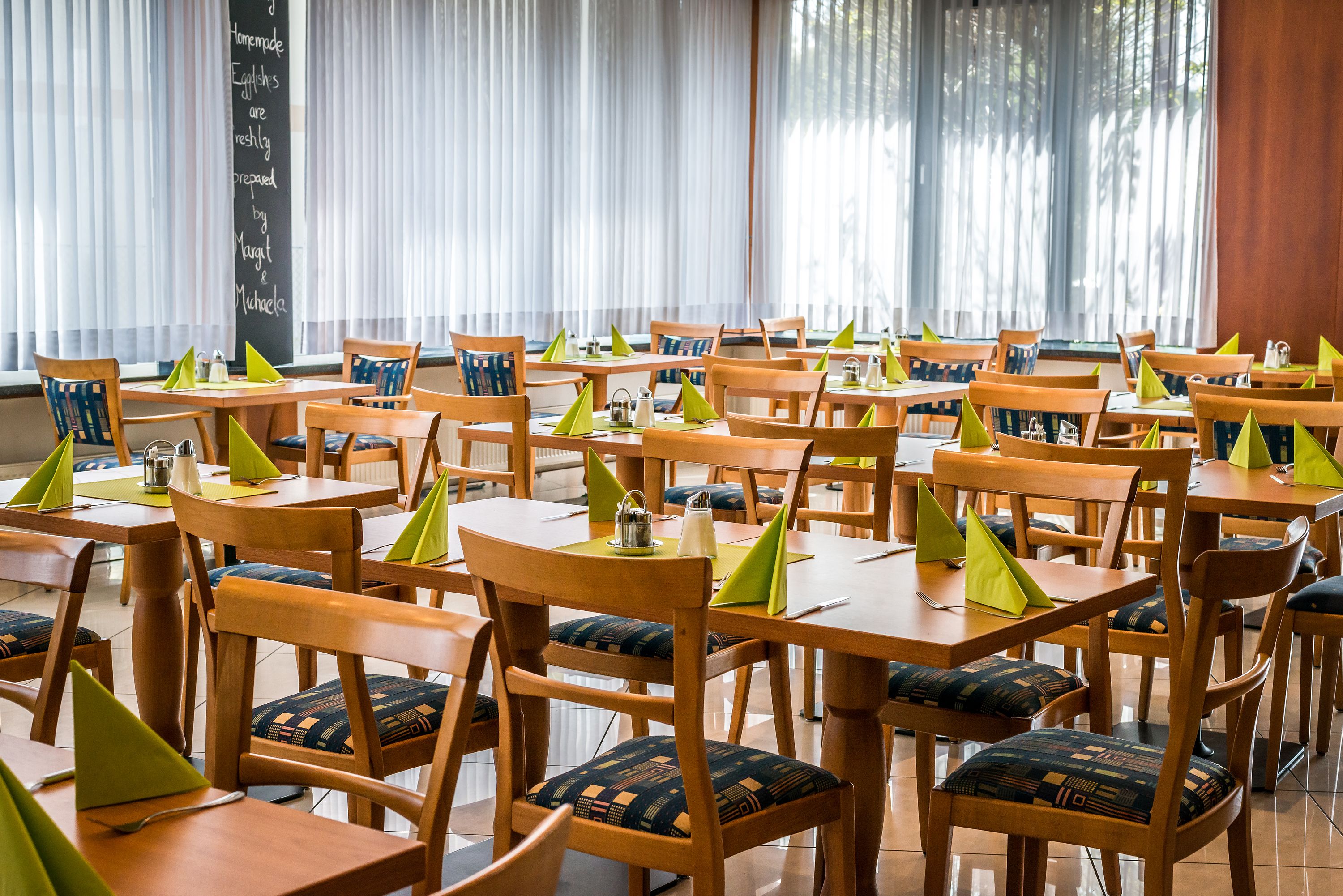 朝食 (ビュッフェ)、毎日提供 (1 名様 20 EUR)