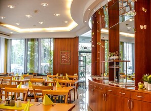 Desayuno buffet todos los días (EUR 20 por persona) 