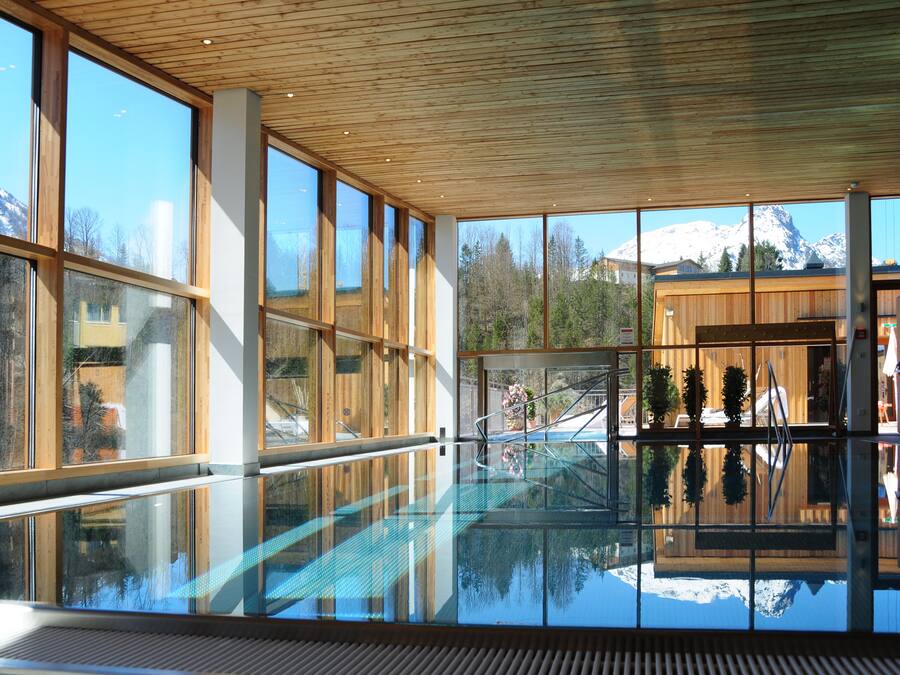 Una piscina techada, una piscina al aire libre